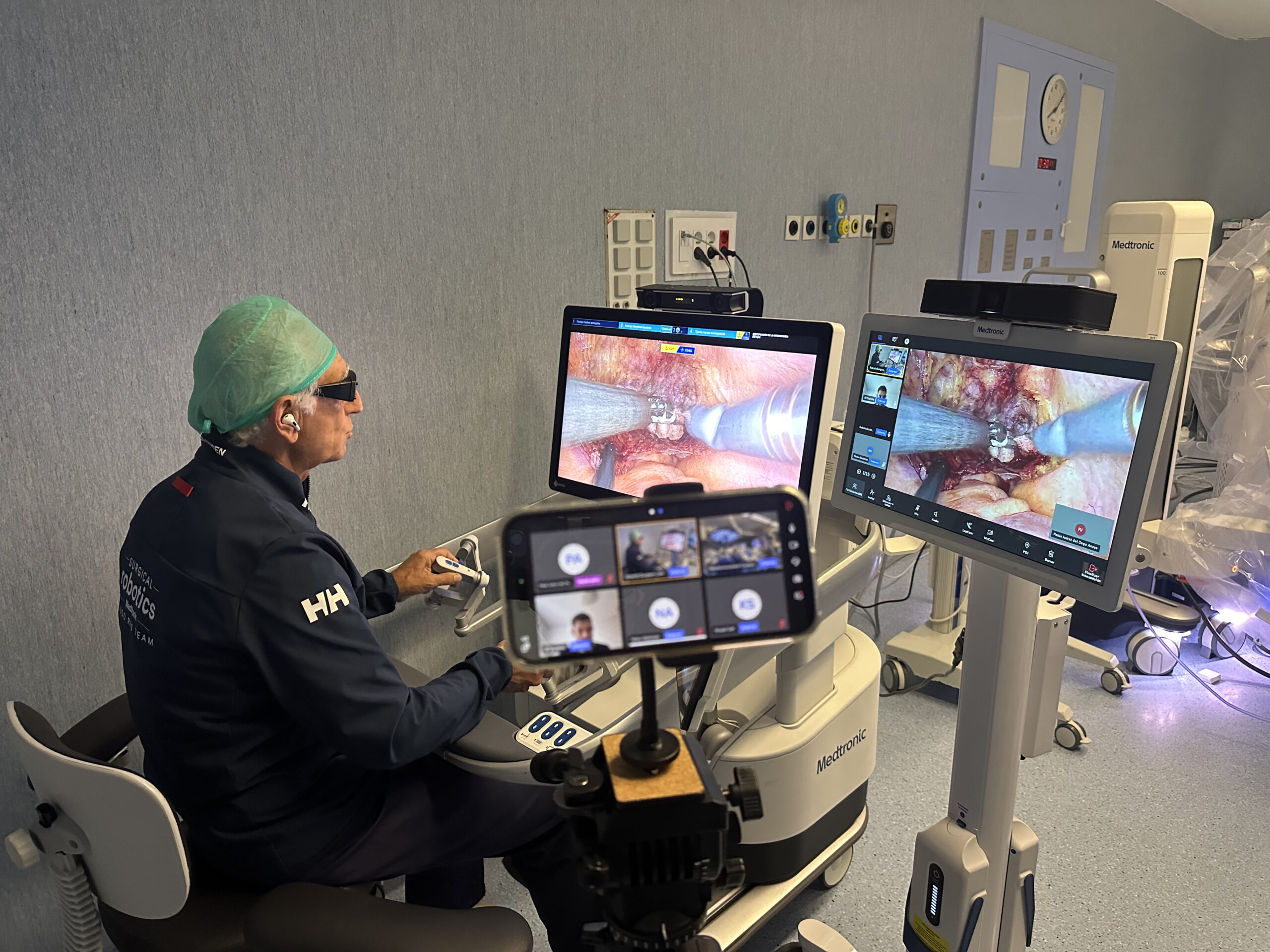 Prof.Richard Gaston con la consola del HUGO Ras System